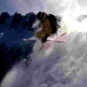 Skieur pro fait une descente explosive en montagne!