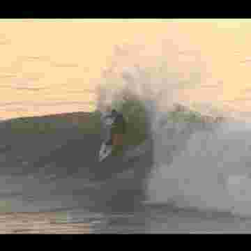 Planchiste domptant les grosses vagues au soleil couchant!