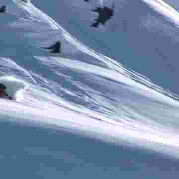 Xavier Leonti snowboarder faisant une descente impressionnante