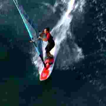 Planchistes réalisant des figures avec les vagues