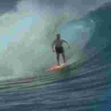 Un surfer s'écrase contre une énorme vague!