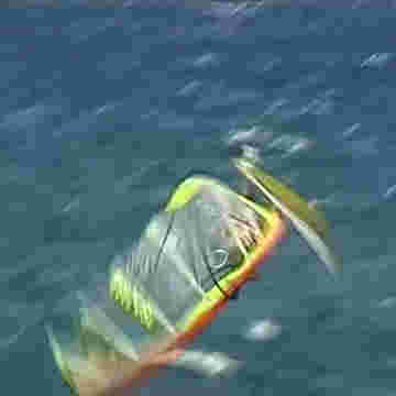 Windsurfers se font jeter par les grosses vagues