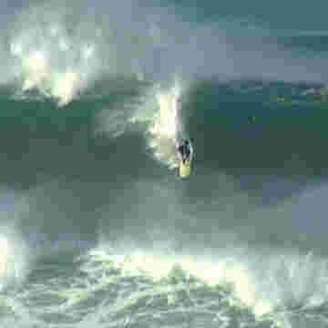 Surfers sans limites affrontant des vagues monstrueuses!