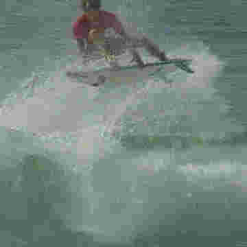 Surfers s'amusent à faire des acrobaties sur leurs planches!