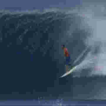 Surfers domptant les vagues à en couper le souffle!