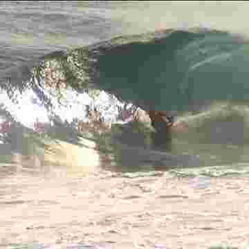 Surfeurs défiant les vagues les plus impressionantes et dangereuses