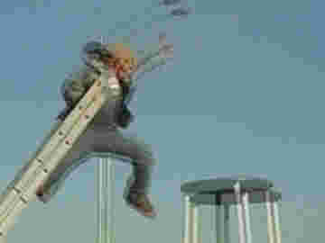 Un homme en haut de l'échelle se jette sur des tables