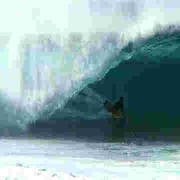 Ils surfent à pleine vitesse sur des vagues extraordinaires!