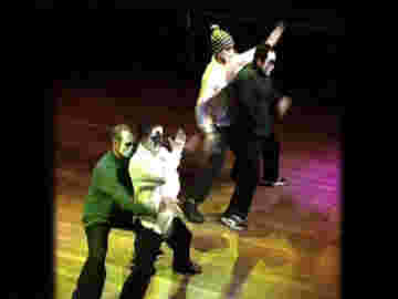 Un groupe de mimes qui maitrise le street dance