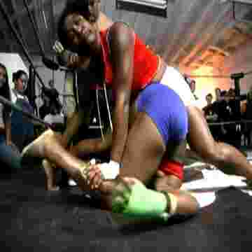 Chick Fights : Deux femmes se battent pour la super victoire