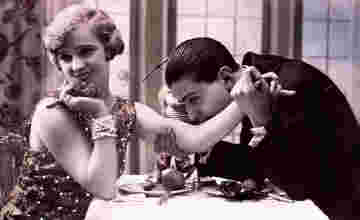 Homme charmant séduisant sa belle au restaurant