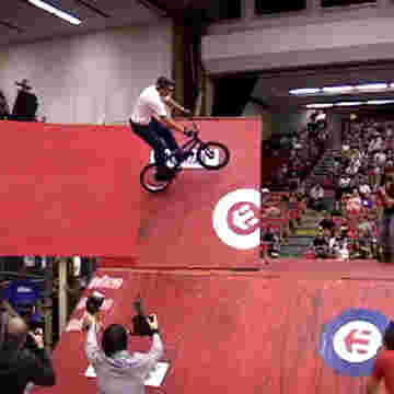 Les bikers pro faisant des sauts à couper le souffle!