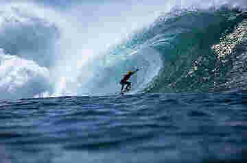 Surfeur domptant une superbe vague