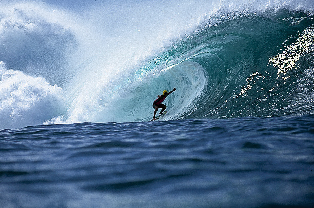 Surfeur domptant une superbe vague