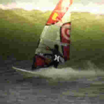 Windsurfer défile à toute vitesse sur une grosse vague!