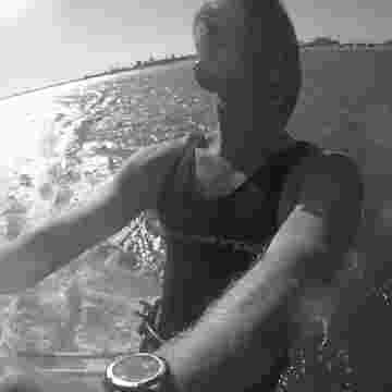 Gilles Chappaz nous transporte dans l'océan sur sa planche!