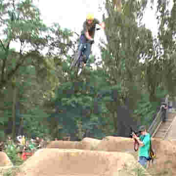 De jeunes bikers hors pair font des démos impressionnantes!