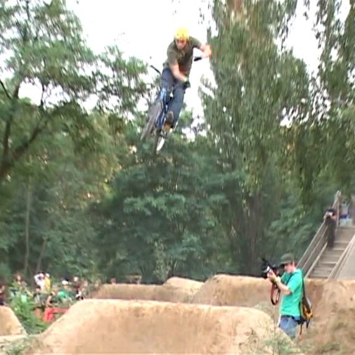 De jeunes bikers hors pair font des démos impressionnantes!