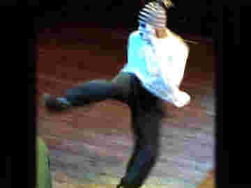 Jolie danse de combat de street dancer