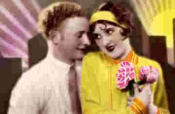 Jeune homme en admiration devant sa dulcinée décor vintage