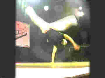 Ils font une démo de street dance façon cappoeira