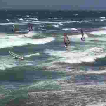 Julien Denel et ses amis windsurfers déchirent sur la vague