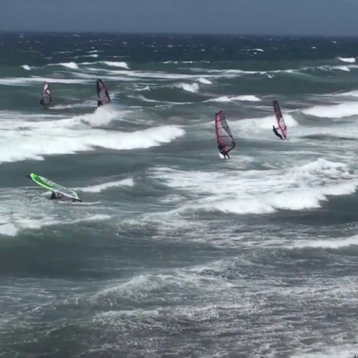 Julien Denel et ses amis windsurfers déchirent sur la vague