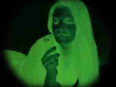 Night Scanner : Suzie au lit consultant son téléphone!