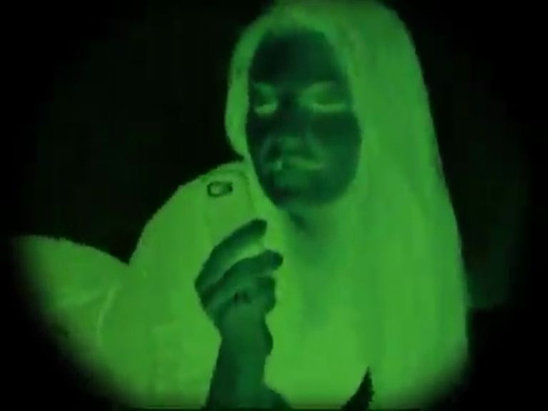 Night Scanner : Suzie au lit consultant son téléphone!