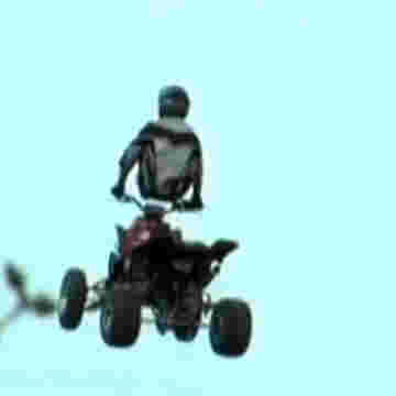 Ils font des acrobaties mortelles sur leur quad!