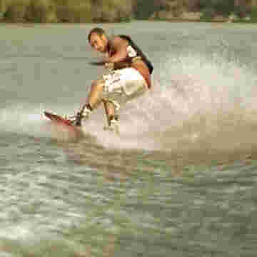 Jeunes wake-boarders faisant une demonstration exceptionnelle