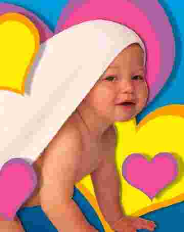 Bébé calin débordant d'amour