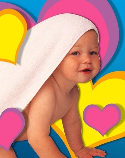 Bébé calin débordant d'amour