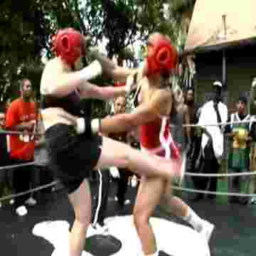 Chick Fights : Brune v/s Blonde