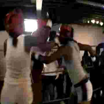 Chick Fights : 3 femmes s'entre-tuent sur le ring