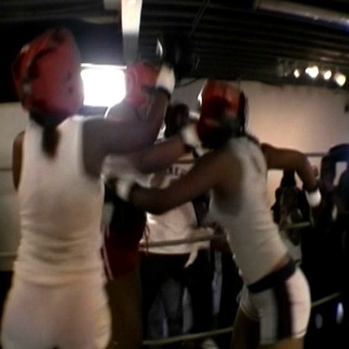 Chick Fights : 3 femmes s'entre-tuent sur le ring