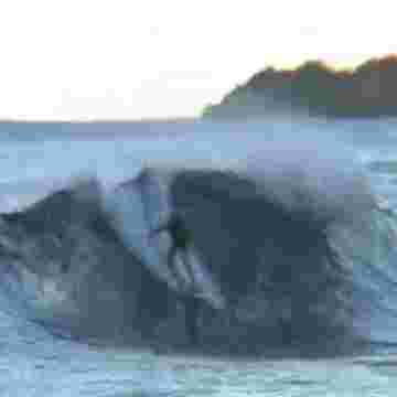 Caroline Sarran une vraie pro du surf défiant les vagues